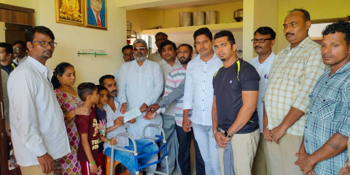 परिवहनच्या जखमी  वाहकाला महाराष्ट्र कर्मचारी युनियनची मदत