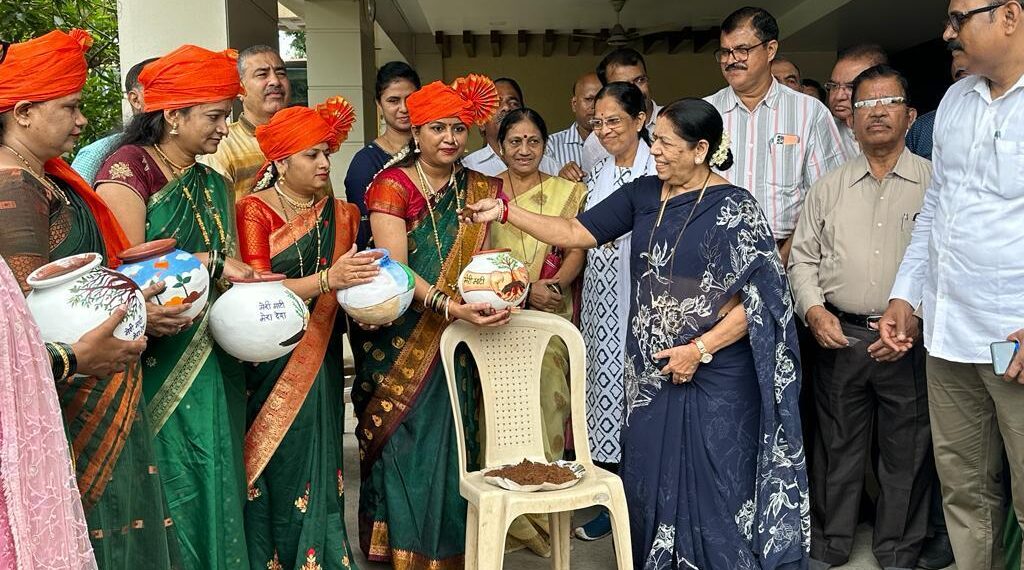 ‘मेरी माती मेरा देश’ या अभियानाला आमदार सौ. मंदाताई म्हात्रे यांच्या निवास्थानापासून सुरुवात