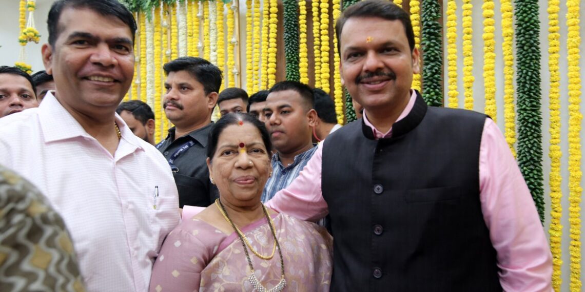 उपमुख्यमंत्री देवेंद्र फडणवीसांच्या घरी आमदार मंदाताई म्हात्रेंचे गणेशदर्शन