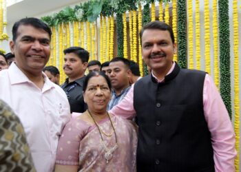 उपमुख्यमंत्री देवेंद्र फडणवीसांच्या घरी आमदार मंदाताई म्हात्रेंचे गणेशदर्शन