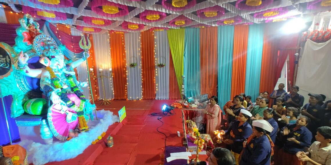 घणसोलीतील शिवसाई मंडळाने स्वच्छताकर्मींना आरतीचा मान देत केला सेवाकार्याचा गौरव