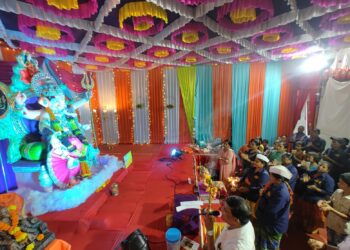 घणसोलीतील शिवसाई मंडळाने स्वच्छताकर्मींना आरतीचा मान देत केला सेवाकार्याचा गौरव