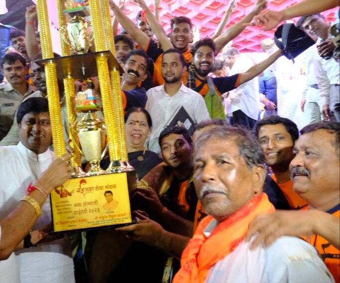 सानपाड्यातील भाजपची मानाची सोन्याची दहीहंडी माझगावच्या ‘संघर्ष’ने फोडली