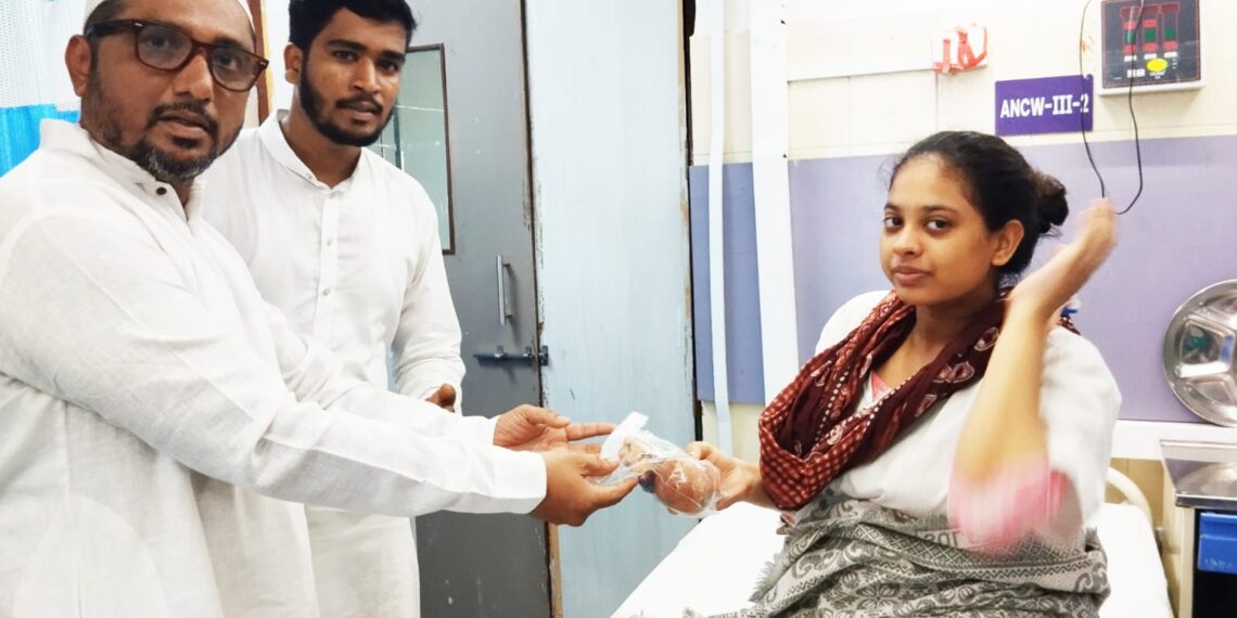 एमआयएमच्या वतीने नेरूळच्या महापालिका रूग्णालयात फळवाटप