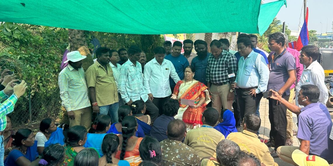 साफसफाई कर्मचाऱ्यांच्या भेटीसाठी आमदार सौ. मंदाताई म्हात्रे उपोषणस्थळी