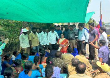 साफसफाई कर्मचाऱ्यांच्या भेटीसाठी आमदार सौ. मंदाताई म्हात्रे उपोषणस्थळी