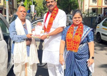 प्रभाग ९६ मध्ये रहीवाशांना अक्षता, निमंत्रण पत्रिकांचे वाटप