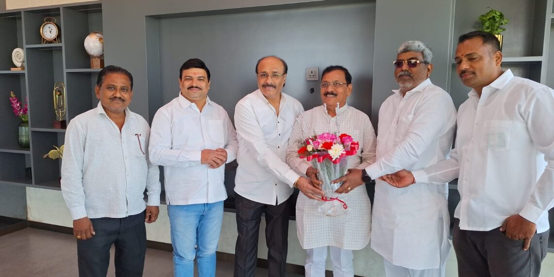 प्रमोद मोरे यांचे कामगार नेते रविंद्र सावंत यांच्याकडून अभिनंदन