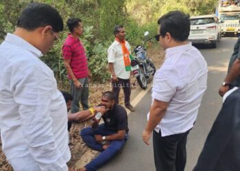 अपघातग्रस्त दुचाकीस्वाराच्या मदतीला धावले आमदार नितेश राणे