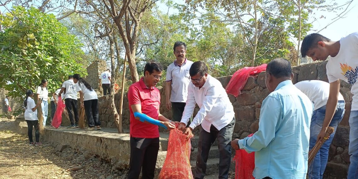 बेलापूर किल्ल्याच्या स्वच्छता मोहिमेतून इतिहासाला अभिवादन