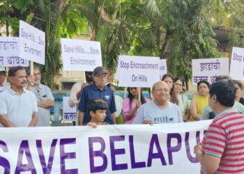 बेलापुर टेकडी वाचविण्यासाठी पर्यावरणप्रेमींची मूक मानवी साखळी