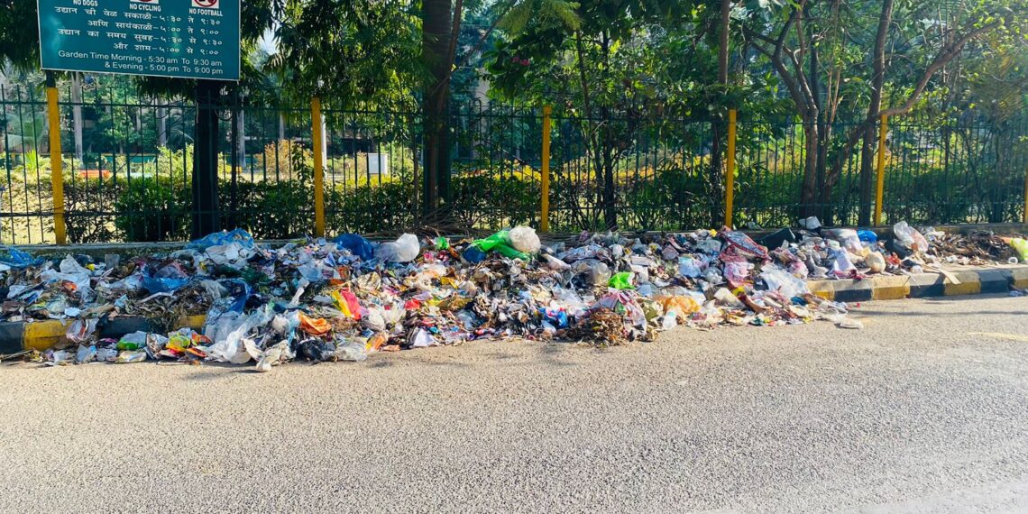 सानपाड्यातील महापालिका उद्यान प्रवेशद्वारालगतचे कचऱ्याचे ढिगारे हटवा