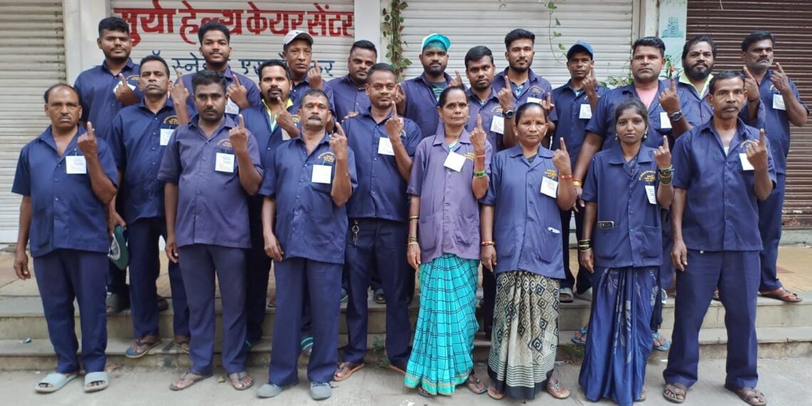 नवी मुंबईतील स्वच्छताकर्मीही करताहेत मतदान करण्याविषयीचे आवाहन