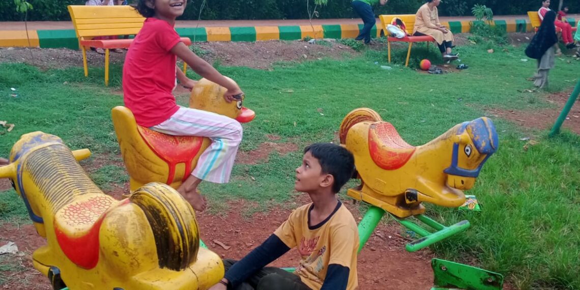नेरूळ सेक्टर २ मधील सार्वजनिक उद्यानातील तुटलेल्या खेळण्याची दुरुस्ती करण्याची कॉंग्रेसची मागणी