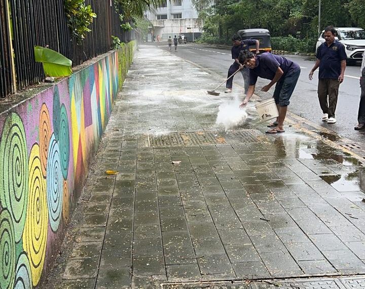 कॉंग्रेसच्या पाठपुराव्याने नेरूळ सेक्टर दोनमध्ये महापालिकेकडून ब्लिचिंग पावडरची फवारणी