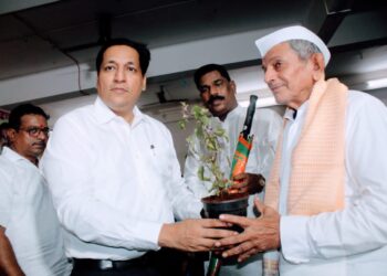 प्रभाग ९६-९७ मध्ये ज्येष्ठ नागरिकांच्या सन्मानासह छत्री वाटप उत्साहात