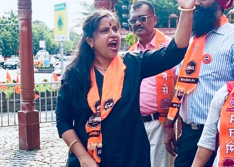 बदलापूर घटनेचा निषेध करण्यासाठी मनसेतर्फे वाशीमध्ये निदर्शने