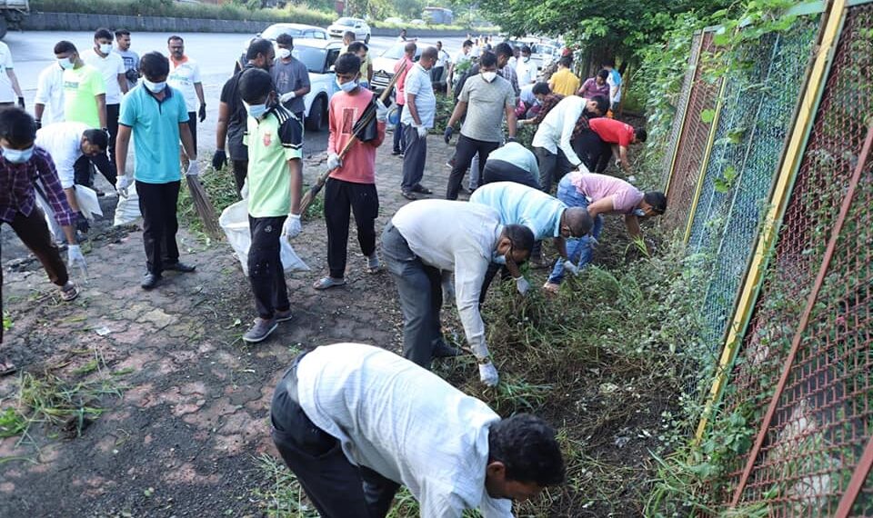 सायन-पनवेल महामार्गावर महापालिकेने राबविले स्वच्छता अभियान