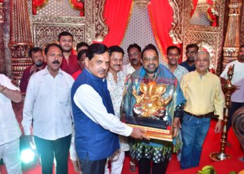 पद्मभूषण गायक शंकर महादेवन, शिवसेना उपनेते विजय नाहटा यांनी केली गणरायाची पूजा