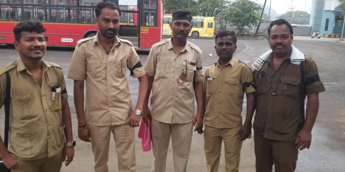 महापालिका परिवहन कर्मचाऱ्यांचे काळ्या फिती लावून आंदोलन