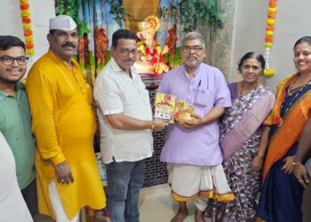 नेरूळ प्रभाग ९६/९७ मध्ये गणपती भक्तांना तांब्याच्या कलशासह श्री आरती संग्रह भेट