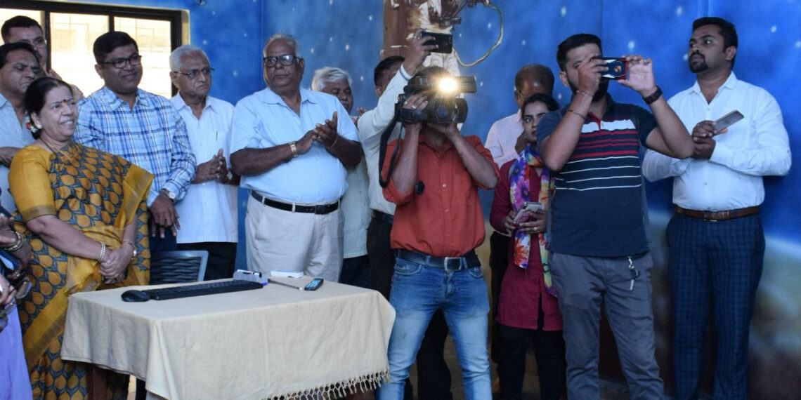 आमदार निधीमधून देण्यात आलेल्या संगणक साहित्य व इतर सुविधांमुळे महानगरपालिका व खाजगी शाळांमधील विद्यार्थी हायटेक :  आ. मंदाताई म्हात्रे