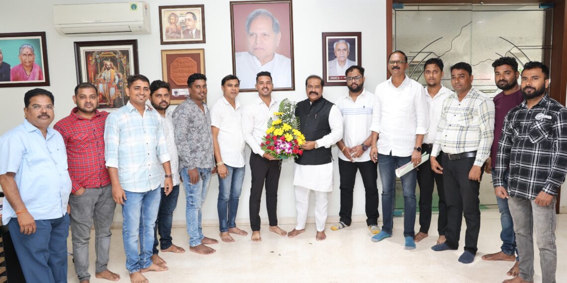 कामगार नेते महेंद्रशेठ घरत यांच्या प्रयत्नाने ट्रान्सइंडिया कंपनीतील कामगारांना ८१०० रुपयांची पगारवाढ