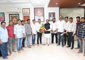 कामगार नेते महेंद्रशेठ घरत यांच्या प्रयत्नाने ट्रान्सइंडिया कंपनीतील कामगारांना ८१०० रुपयांची पगारवाढ