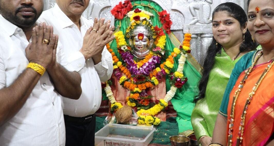 एकविरा मातेचे दर्शन घेण्यासाठी शिवसेना उपनेते विजय नाहटा कार्यकर्त्यांसह कार्ले गावात दाखल