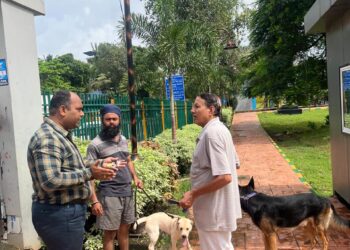 नेरुळ सेक्टर दोनमधील सावर्वझनिक उद्यानात श्वान घेऊन फिरणाऱ्या रहीवाशांना महापालिकेकडून समज