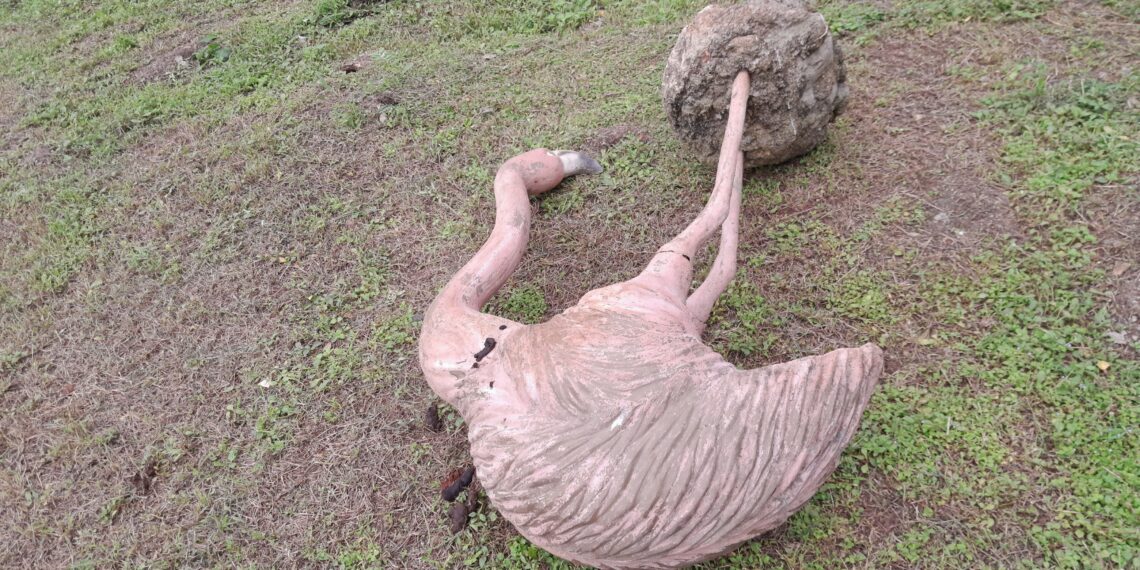 नेरूळ सेक्टर दोनमधील सार्वजनिक उद्यानात तुटलेल्या खेळण्यांचे सांगाडे