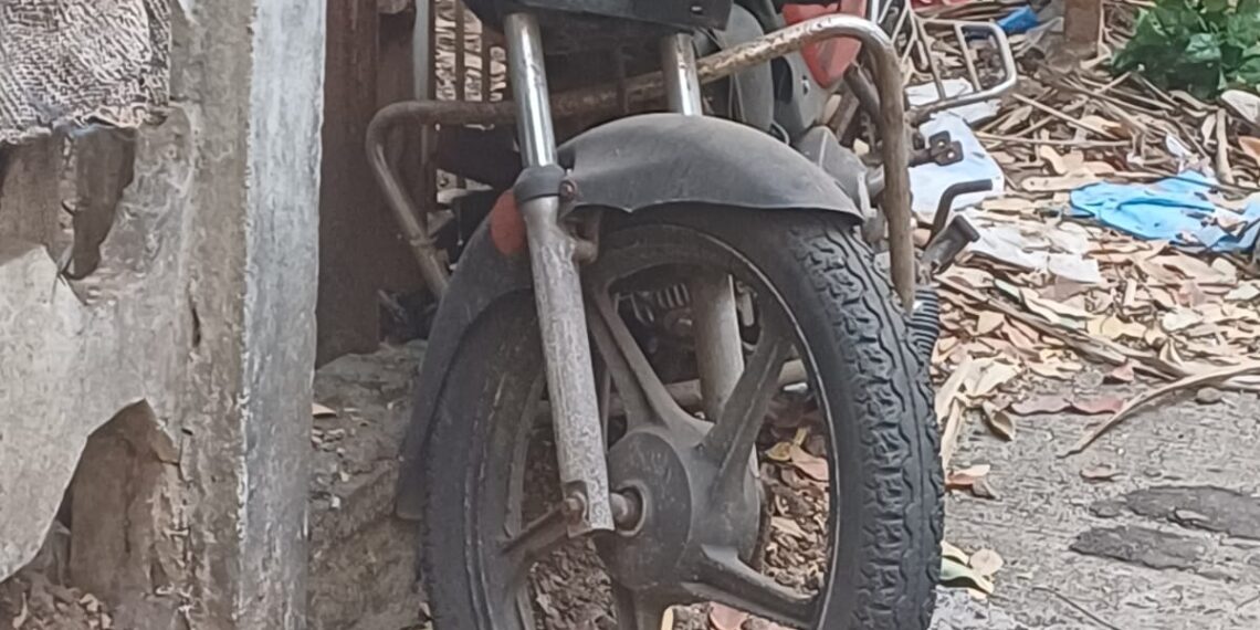 नेरूळ सेक्टर सहामधील पदपथावर पडलेली बेवारस दुचाकी हटवा : संदीप खांडगेपाटील