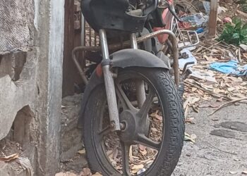 नेरूळ सेक्टर सहामधील पदपथावर पडलेली बेवारस दुचाकी हटवा : संदीप खांडगेपाटील