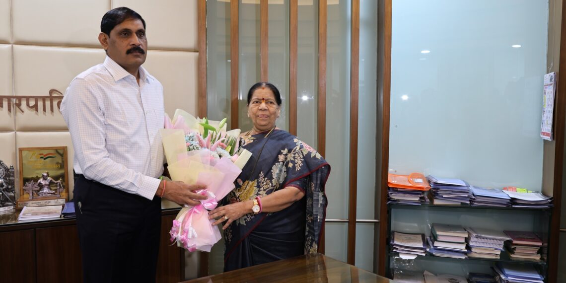 नवी मुंबईतील समस्यानिवारणासाठी आमदार मंदाताई म्हात्रेंनी घेतली पालिका आयुक्तांची भेट