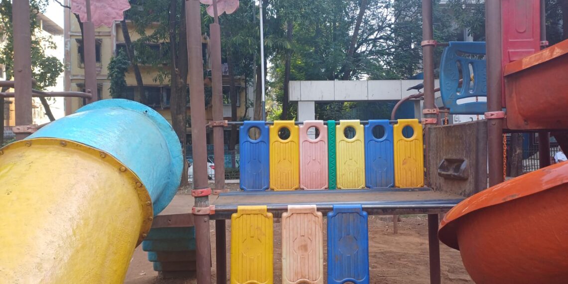 राजमाता जिजाऊ उद्यानातील तुटलेली खेळणी दुरुस्त करा