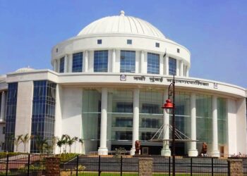 कुकशेत गावातील महापालिका विभाग कार्यालयातील लिफ्टमध्ये तब्बल दीड तास अडकला पाणीपुरवठा कर्मचारी