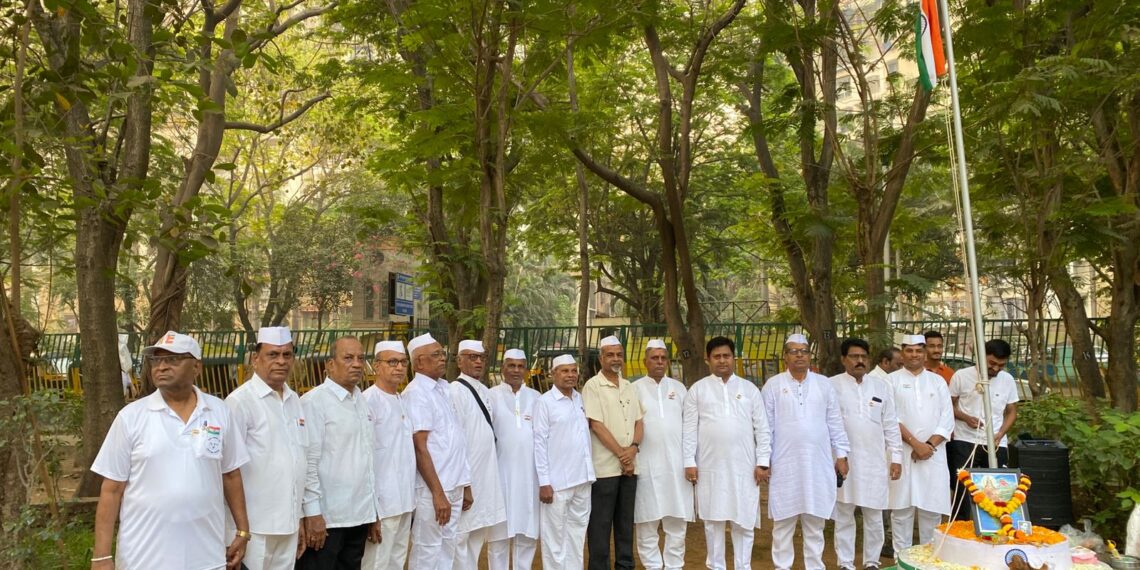 सिताराम मास्तर उद्यानात ज्येष्ठांच्या हस्ते ध्वजारोहण