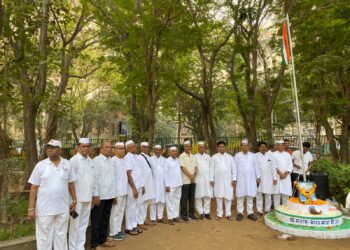 सिताराम मास्तर उद्यानात ज्येष्ठांच्या हस्ते ध्वजारोहण