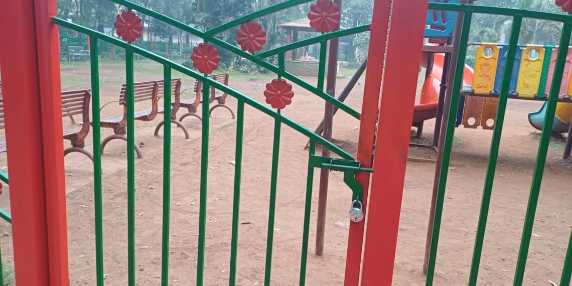 नागरिकांना गैरसोयीचे ठरणारे उद्यानातील टाळे उघडण्याची मागणी
