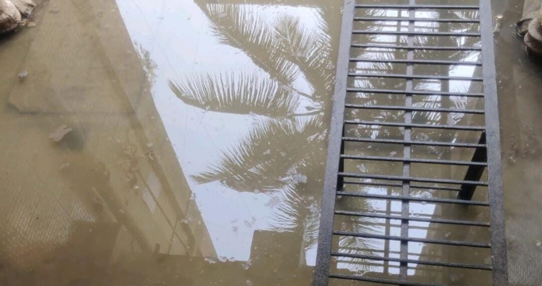 मल:निस्सारणच्या दुर्गंधीचे पाणी अधिकाऱ्यांच्या दालनात पसरविण्याचा राष्ट्रवादीचा इशारा