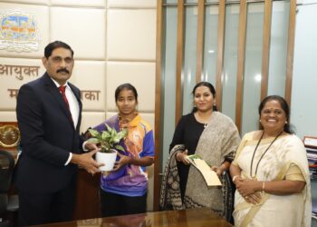 फुटबॉलपटू राबिया शेख यांचा आयुक्तांनी केला विशेष सत्कार