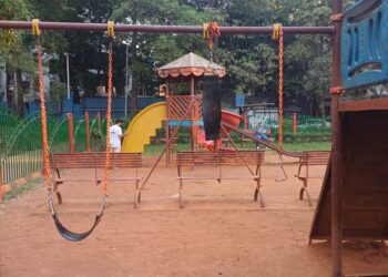 उद्यानातील तुटलेली खेळणी दुरुस्त करण्याची मागणी
