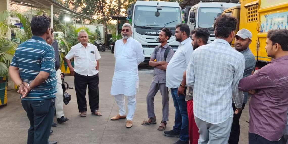 कोपरखैराणेतील डम्पिंग ग्राऊंडवर कचरा वाहतुक कर्मचाऱ्यांचे आंदोलन