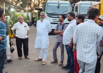 कोपरखैराणेतील डम्पिंग ग्राऊंडवर कचरा वाहतुक कर्मचाऱ्यांचे आंदोलन