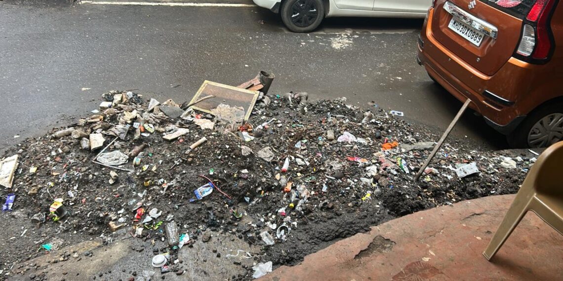 नेरूळ सेक्टर सहामधील गटारातील काढलेला कचरा तातडीने हटविण्याची मागणी