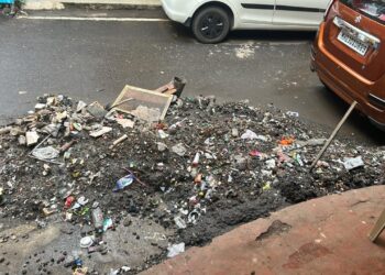 नेरूळ सेक्टर सहामधील गटारातील काढलेला कचरा तातडीने हटविण्याची मागणी