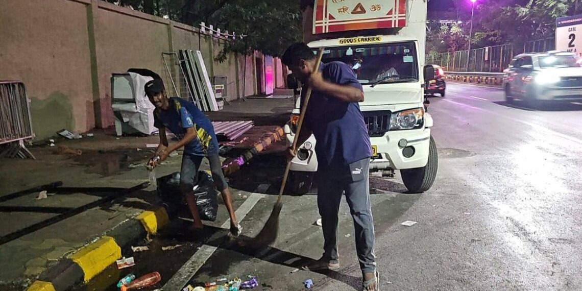 ‘वंडरमेंट – ए.आर. रहमान लाईव्ह इन कॉन्सर्ट’ कार्यक्रमानंतर  डी वाय पाटील स्टेडियम परिसरात रात्रीच विशेष स्वच्छता मोहीम