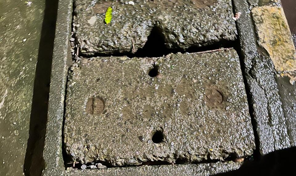 नेरुळ, जुईनगरमधील पदपथावरील सिमेंटच्या चेम्बर्सच्या झाकणाची दुरुस्ती करण्याची मागणी