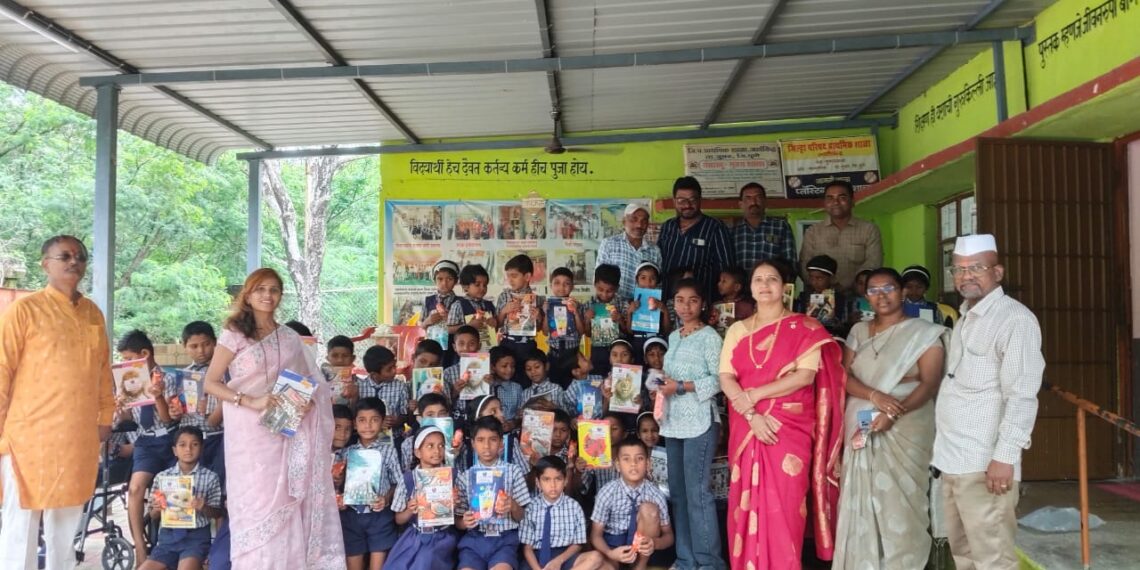 ग्राहक कल्याण फाऊंडेशनतर्फे शालेय साहित्याचे वाटप