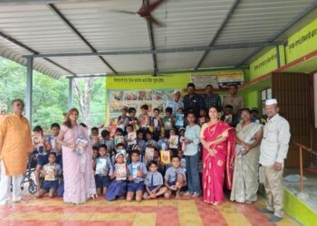ग्राहक कल्याण फाऊंडेशनतर्फे शालेय साहित्याचे वाटप
